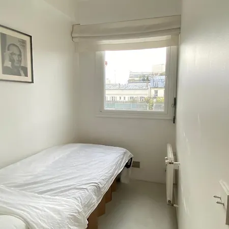Moderne, Vue Sur Les Toits Et Plein Sud Paris