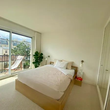 Moderne, Vue Sur Les Toits Et Plein Sud